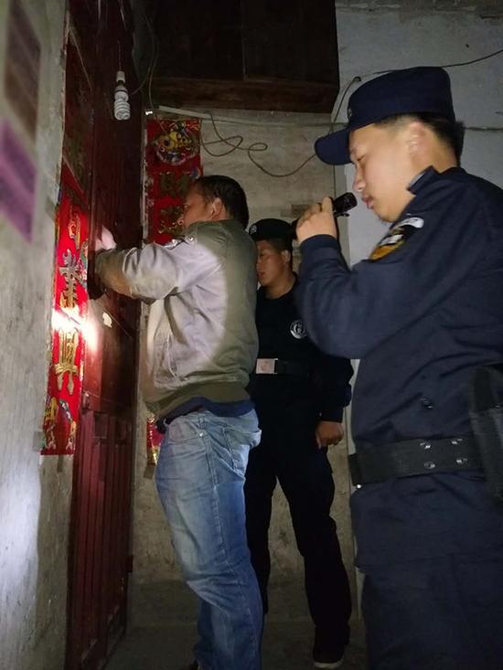 北京粗心妈妈误将幼女锁家中 民警全城寻开锁师傅开门