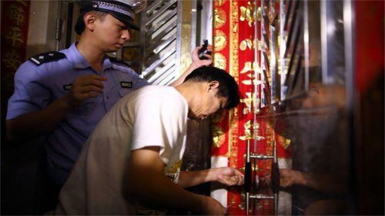 北京请开锁师傅开了锁后，师傅为什么一般都不进门，就算主人请也不进去？